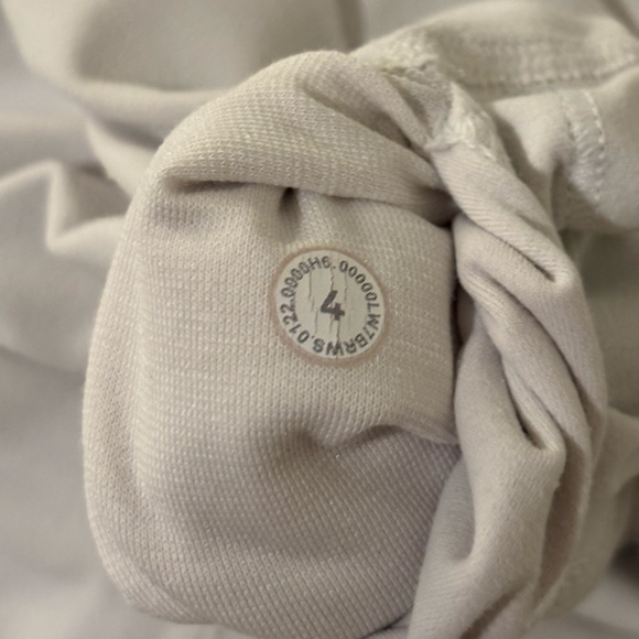 Lululemon white 6” inseam biker shorts -
SIZE 4 - Picture 4 of 5